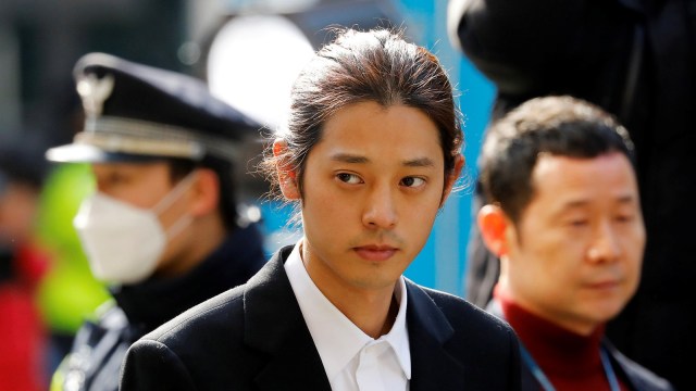 Jung Joon-young tiba di Kantor Polisi Metropolitan Seoul, di Seoul, Korea Selatan, Kamis (14/3). Foto: REUTERS/Kim Hong-Ji