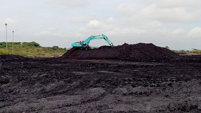 Sebuah ekskavator sedang beroperasi di area tambang batu bara Adaro, Kalimantan Selatan. Foto: Michael Agustinus/kumparan