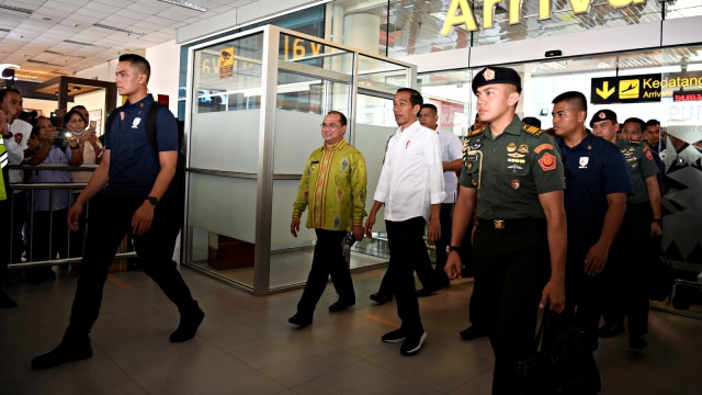 Presiden Joko Widodo meninjau pengembangan terminal Bandara Depati Amir usai peresmian Bandara dan Kawasan Ekonomi Khusus Tanjung Kelayang di Pangkal Pinang, Kepulauan Bangka, Belitung. Foto: Antara/Puspa Perwitasari