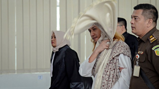 Terdakwa kasus dugaan penganiayaan terhadap remaja Bahar bin Smith berjalan keluar ruangan seusai menjalani sidang lanjutan di Gedung Perpustakaan dan Kearsipan Kota Bandung. Foto: Antara/Raisan Al Farisi