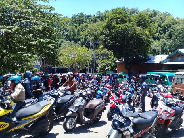 Antrian BBM di SPBU Wardun, Labuan Bajo pada Rabu (13/3) siang. Foto oleh : florespedia/kumparan.com