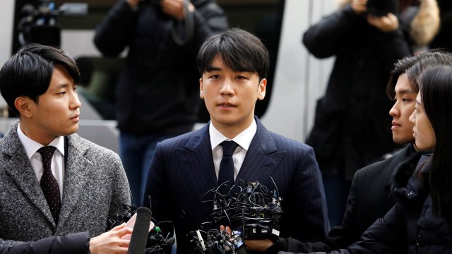 Seungri, salah satu personel Band K-Pop Big Bang, tiba di Kantor Polisi Metropolitan Seoul, di Seoul, Korea Selatan, Kamis (14/3). Foto: REUTERS/Kim Hong-Ji