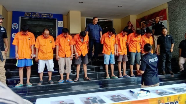 Para tersangka kasus Penadahan dan Penggelapan serta kasus Fidusia di Polda Metro Jaya, Jakarta, Kamis (14/3). Foto: Reki Febrian/kumparan