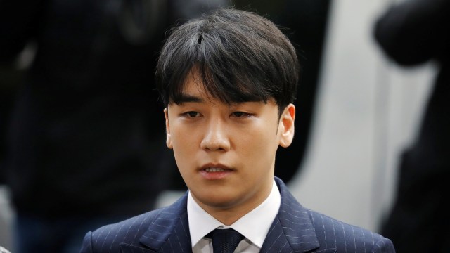 Seungri, salah satu personel Band K-Pop Big Bang, tiba di Kantor Polisi Metropolitan Seoul, di Seoul, Korea Selatan, Kamis (14/3). Foto: REUTERS/Kim Hong-Ji