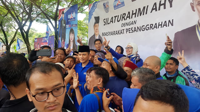 Komandan Kogasma Partai Demokrat Agus Harimurti Yudhoyono (AHY) berfoto bersama warga dalam kunjungannya di Kampung Ulujami, Pesanggrahan, Jakarta, Kamis (14/3). Foto: Efira Tamara Thenu/kumparan