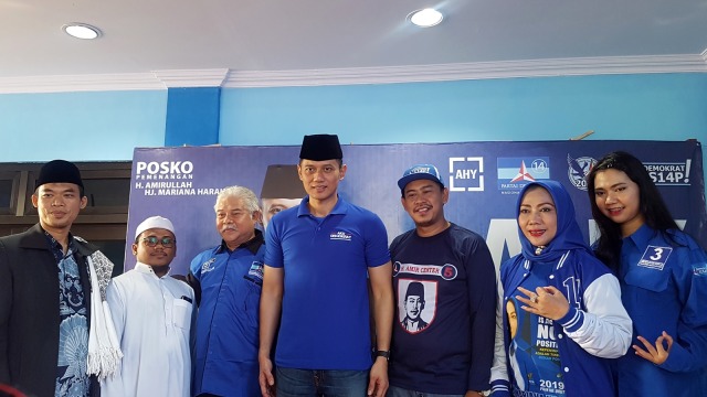Komandan Kogasma Partai Demokrat Agus Harimurti Yudhoyono (AHY) saat berfoto bersama dalam kunjungannya di Kampung Ulujami, Pesanggrahan, Jakarta, Kamis (14/3). Foto: Efira Tamara Thenu/kumparan