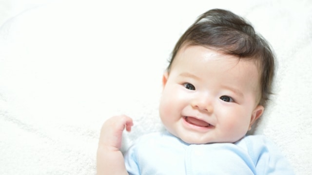 Ilustrasi bayi yang sehat sedang tersenyum Foto: Shutterstock