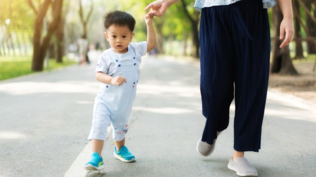 Ilustrasi anak belajar berjalan Foto: Shutterstock