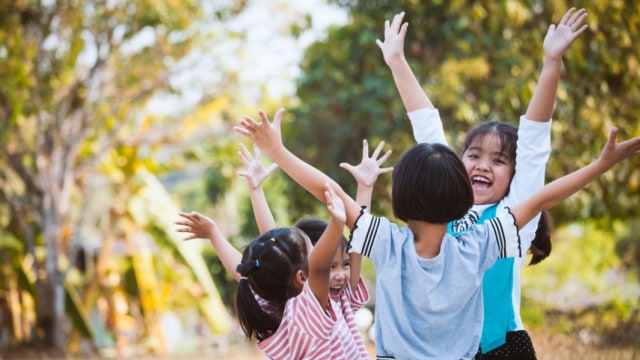 Ilustrasi anak bermain dengan tetangga Foto: Shutterstock