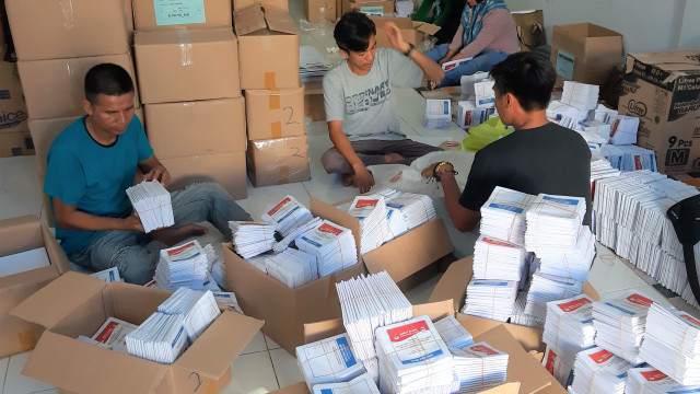 Proses pelipatan surat suara yang dilakukan di gudang logistik milik KPU Kota Kendari, Kamis (14/03). Foto: Wiwid Abid Abadi