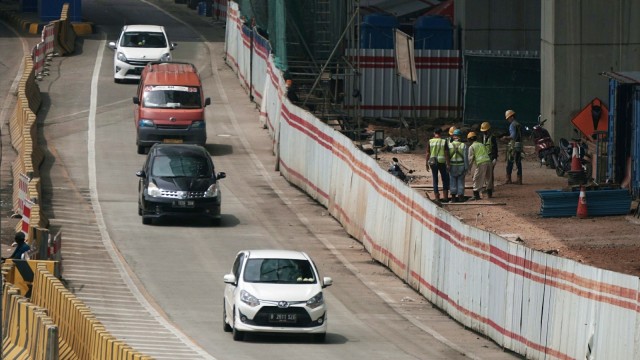 Sejumlah kendaraan melintasi lokasi proyek pembangunan Stasiun LRT Kampung Rambutan, Jakarta Timur, Kamis (14/3). Foto: Nugroho Sejati/kumparan