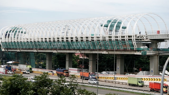 Stasiun LRT Kampung Rambutan yang masih dalam proses pembangunan, Jakarta Timur, Kamis (14/3). Foto: Nugroho Sejati/kumparan