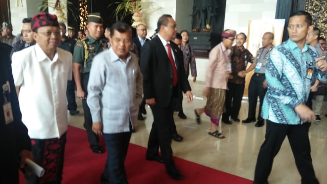 Wapres JK didampingi Gubernur Bali Wayan Koster saat berada di Nusa Dua, Kamis (14/3) - kanalbali/KAAD)