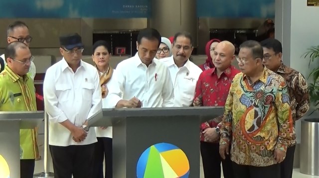 Presiden RI Joko Widodo menandatangi prasasti peresmian Bandara Depati Amir Pangkalpinang dan KEK Tanjung Kelayang di ruang tunggu bandara, Kamis (14/3/2019).(foto: babelhits)