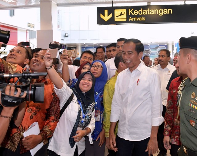 Warga berebutan selfie saat Presiden Joko Widodo keluar dari ruangan VIP Bandara Depati Amir, Pangkapinang, Kamis (14/3/2019).(ist)