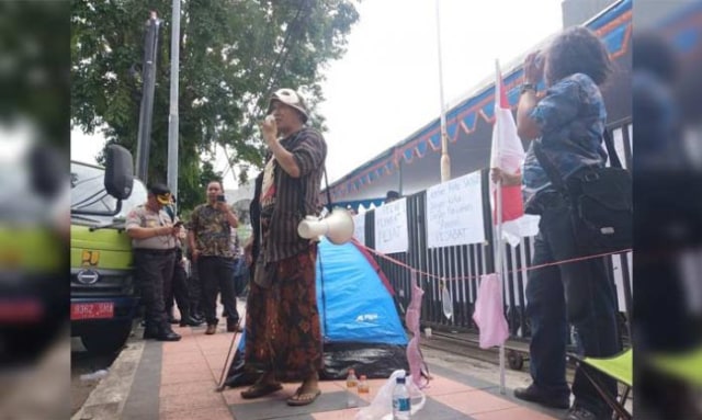 Aksi massa saat demo di depan kantor PDAM Jember.