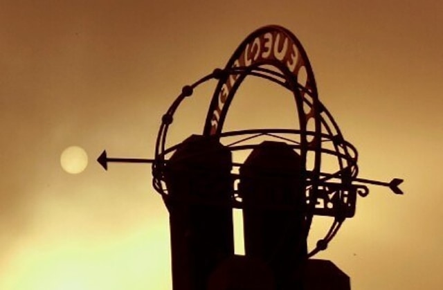 Tugu Khatulistiwa adalah landmark yang menandakan titik nol derajat pada garis lintang bumi. Foto: Daddy Cavalero