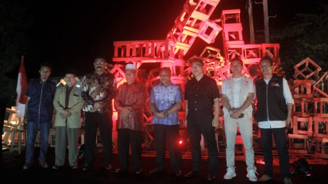 Wakil Walikota Ternate Abdullah Taher (tengah) saat berfoto bersama para arsitektur di Benteng Oranje dalam gelaran Raker IAI. Foto: Rizal Syam.