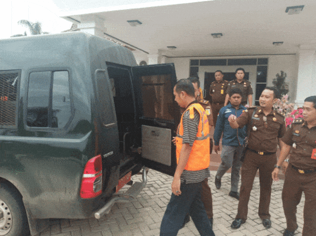 Jaksa mengeksekusi eks Kades Pulantan, Ilhami masuk ke mobil tahanan untuk dikirim ke Lapas Teluk Dalam di Banjarmasin, Kamis (14/3/2019). Foto: Hidayatullah/banjarhits.id