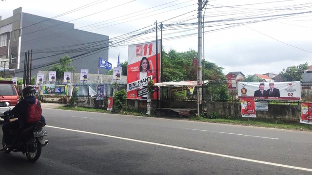 Baliho kampanye caleg PSI di Jalan Tentara Pelajar, Semarang. Foto: Afiati Tsalitsati/kumparan