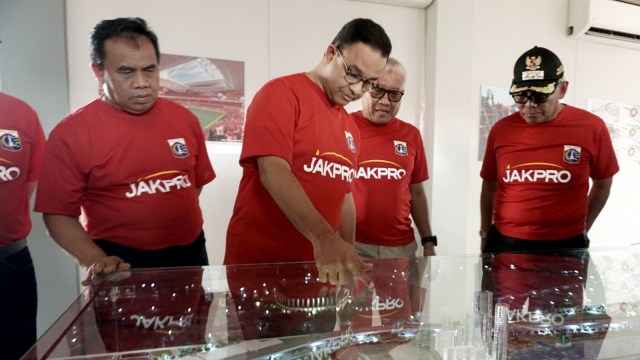 Gubernur DKI Jakarta, Anies Baswedan (tengah) di Groundbreaking Jakarta International Stadium, Kamis (14/3). Foto: Iqbal Firdaus/kumparan