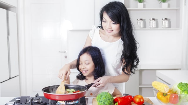 Ilustrasi anak belajar masak. Foto: Shutterstock