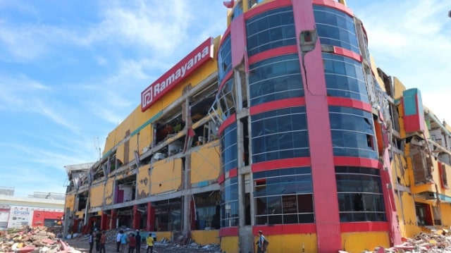 Suasana Pembongkaran Gedung Mall Tatura, yang rubuh akibat gempa 7,4 SR pada 28 September 2018. Foto: PaluPoso/Firman