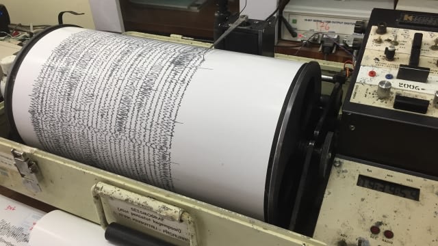Seismograf, pendeteksi gempa dan tsunami. (Dok: Kumparan) 