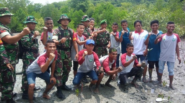 Para Kelompok Tani Hutan (KTH) Gonenggati saat berswafoto di lokasi Mangrove di Kelurahan Kabonga Besar, Kabupaten Donggala, Sulawesi Tengah. Foto: Istimewa