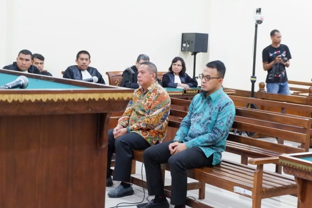 Agus BN (batik hijau) dan Anjar Asmara (batik cokelat) saat menjalani sidang tuntutan di Pengadilan Tipikor Tanjungkarang, Bandar Lampung, Kamis (14/3) | Foto : Obbie Fernando/Lampung Geh