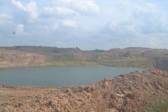 Area bekas pertambangan batubara tanpa direklamasi di Desa Bukit Mulia, Kecamatan Kintap, Kabupaten Tanah Laut. Foto: Diananta/banjarhits.id