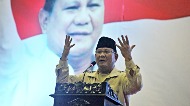 Calon Presiden nomor urut 02 Prabowo Subianto menyampaikan pidato politik di hadapan pendukungnya di Jambi. Foto: Antara/Wahdi Septiawan