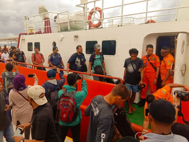 Lima orang WNA tiba di Pelabuhan Yos Sudarso Ambon, dengan KN 235 Abimanyu milik Basarnas Ambon, Kamis (14/3). (Foto: ambonnesia.com)