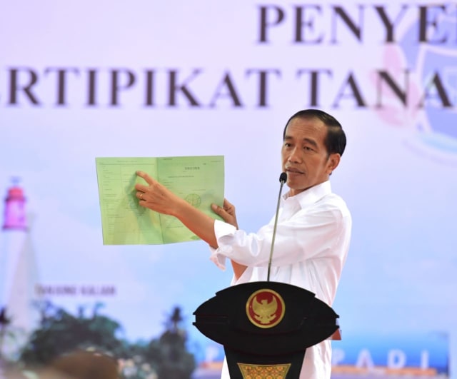 Pembangian sertifikat yang digelar di GOR Sahabuddin, Pangkalpinang, Kamis (15/3/2019) siang, dilaksanakan dalam rangkaian kunjungan kerja Presiden ke Bangka Belitung selama satu hari.