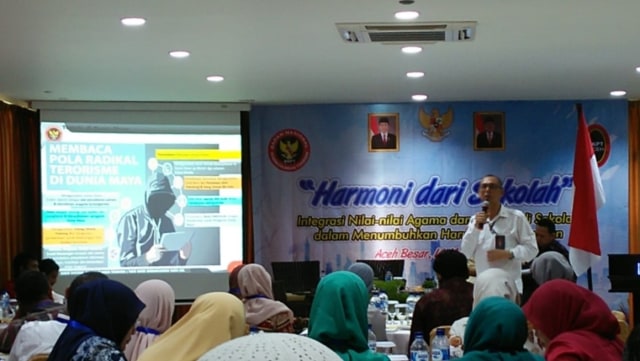 Kasie Partisipasi Masyarakat BNPT, Letnan Kolonel (Laut) Setyo Pranowo, saat memberi materi di hadapan 105 guru di Aceh, Kamis (14/3). Foto: Husaini/Acehkini