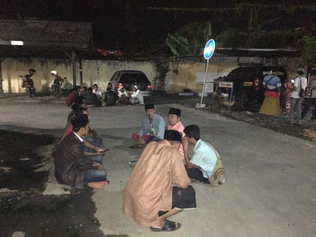 Warga usai menyerahkan pelaku pencabulan anak di bawah umur ke Mapolres Sampang, Kamis (14/3/2019) malam pukul 21.30 WIB. (Ryan Hariyanto/MM).