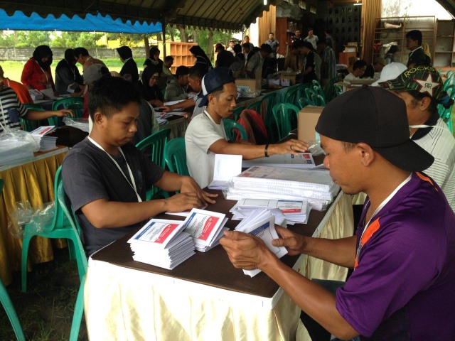 Proses pelipatan surat suara di Kantor KPU Kobar (Foto: Joko Hardyono)
