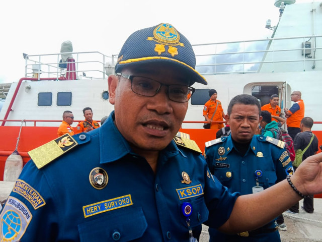 Kepala Bidang Keselamatan Berlayar KSOP Ambon, Hery Suryona saat memberikan keterangan kepada wartawan terkait larangan berlayar di Pelabuhan Yos Sudarso Ambon, Kamis (14/3) (Foto: ambonnesia.com)