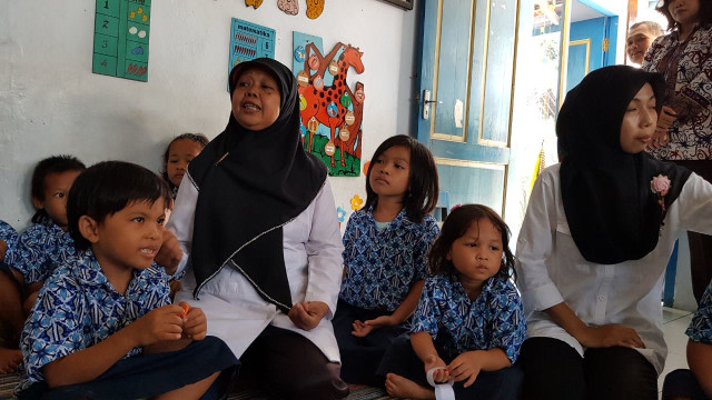 Cindy (pertama, depan dari kiri) dan kepala TK, Kismiyati (kedua depan dari kiri), ketika ditemui di TK Perintis Kledung, Karangdalem, Rabu (13/3). Foto: Tugu Jogja/Galih Wijaya