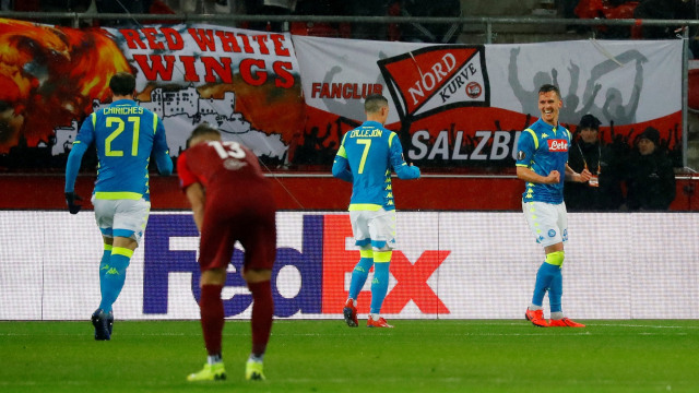 Para pemain Napoli merayakan gol Milik ke gawang Salzburg. Foto: REUTERS/Leonhard Foeger