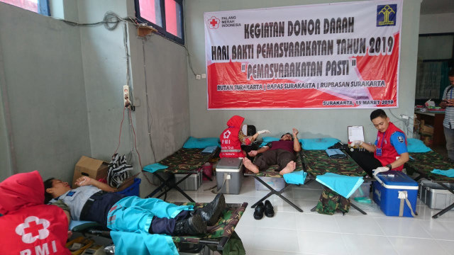 Warga binaan Rutan Kelas 1 Kota Solo, Jawa Tengah, mengikuti kegiatan donor darah pada Kamis (14/03/2019). (Agung Santoso)