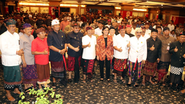 Menkeu Sri Mulyani bersama Gubernur Bali serta sejumlah tokoh adat di Bali (kanalbali/RLS)