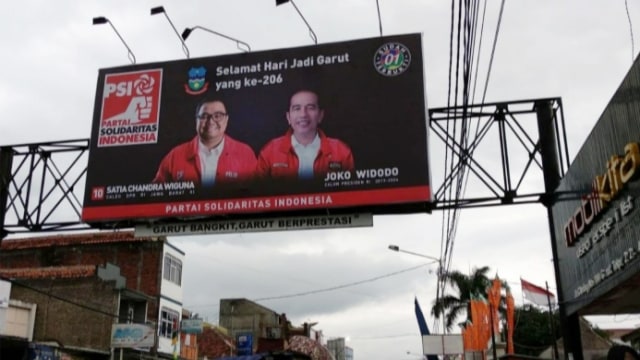 Alat Peraga Kampanye (APK) PSI dengan Foto Calon Presiden nomor urut 01 Jokowi. Foto: Dok. PSI