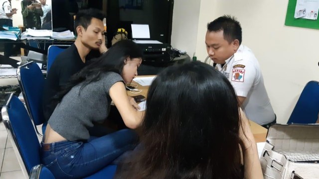 Penggerebekan praktik Prostitusi Online di Apartemen Kebagusan City, Jaksel. Foto: Dok. Istimewa