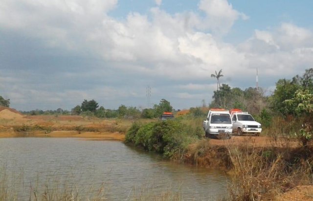 Kolam bekas galian tambang dan mobil-mobil pengangkut air | Foto: kepripedia/Umay