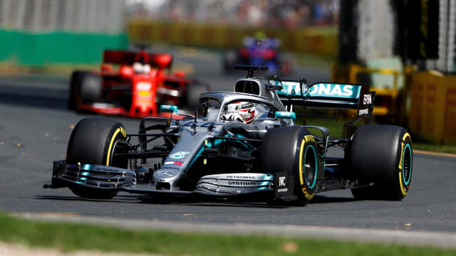 Lewis Hamilton melesat di lintasan Albert Park, Melbourne. Foto: Edgar Su/Reuters