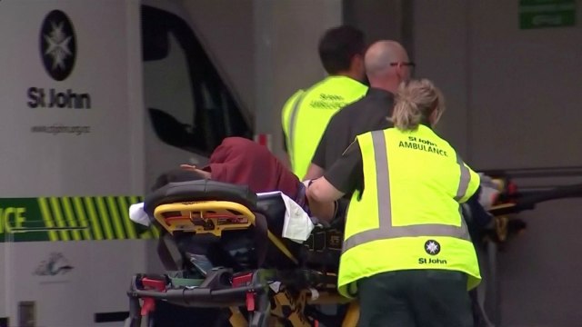 Petugas Ambulans membawa korban penembakan di Christchurch, Selandia Baru. Foto: REUTERS