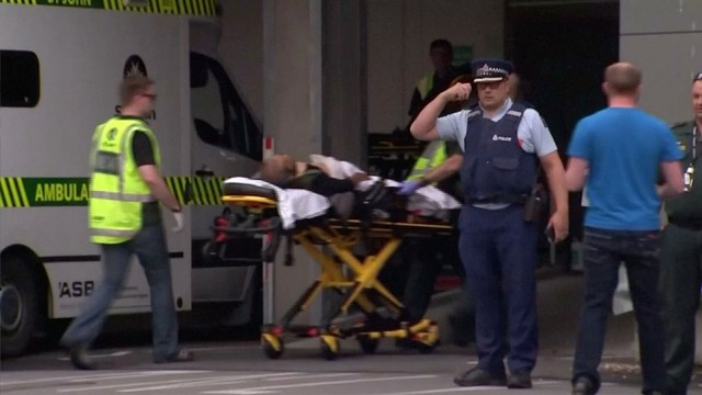 Petugas Ambulans membawa korban penembakan di Christchurch, Selandia Baru. Foto: REUTERS