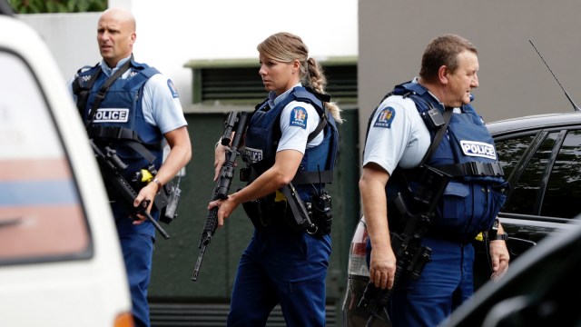 Petugas Polisi berpatroli disekitar lokasi kejadian Penembakan Masjid di Christchurch, Selandia Baru, Jumat (15/3). Foto: AP Photo/Mark Baker