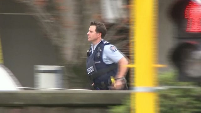 Petugas Polisi berpatroli disekitar lokasi kejadian Penembakan Masjid di Christchurch, Selandia Baru, Jumat (15/3). Foto: REUTERS